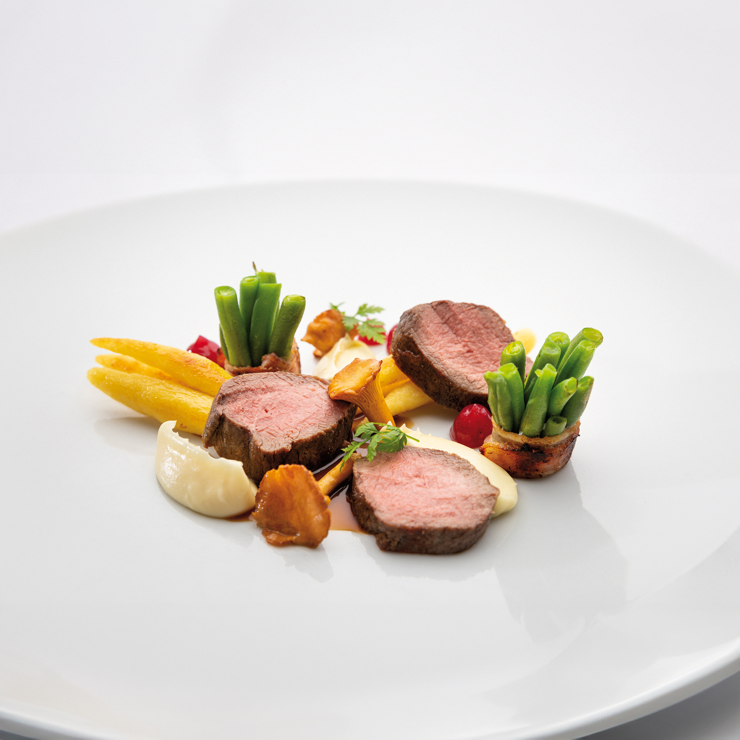 Rindfleischgericht mit Gemüse und Beilage