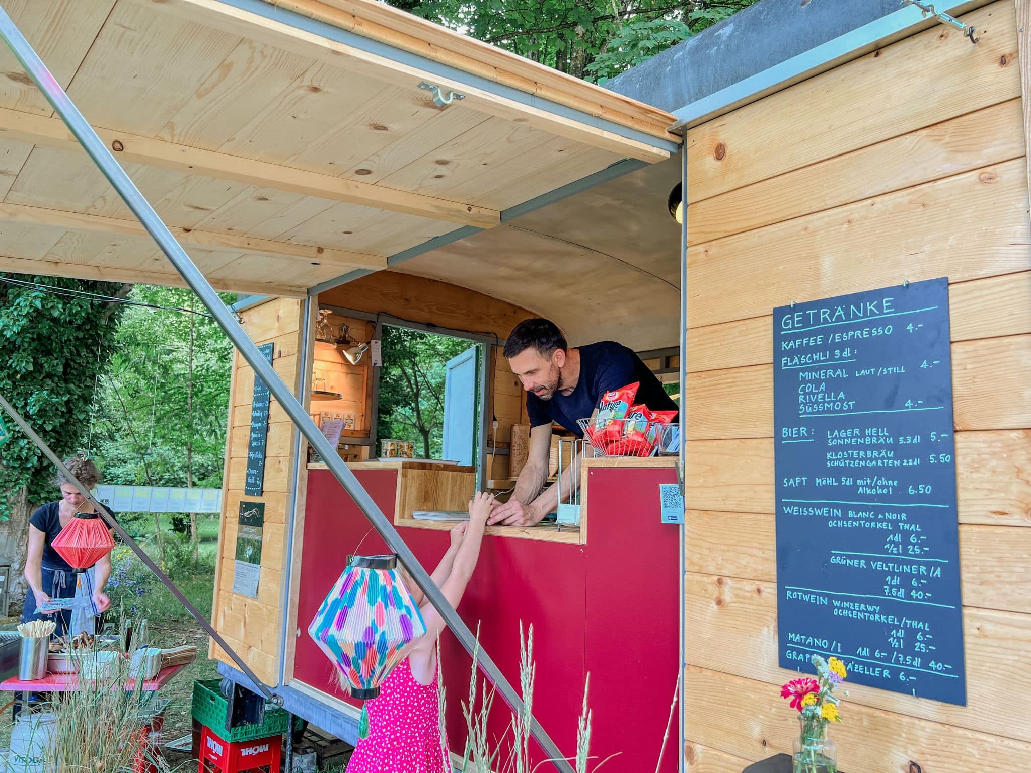 Bühnenbild mit Bar im Freien bei Schloss Wartegg, Sommerveranstaltungen.