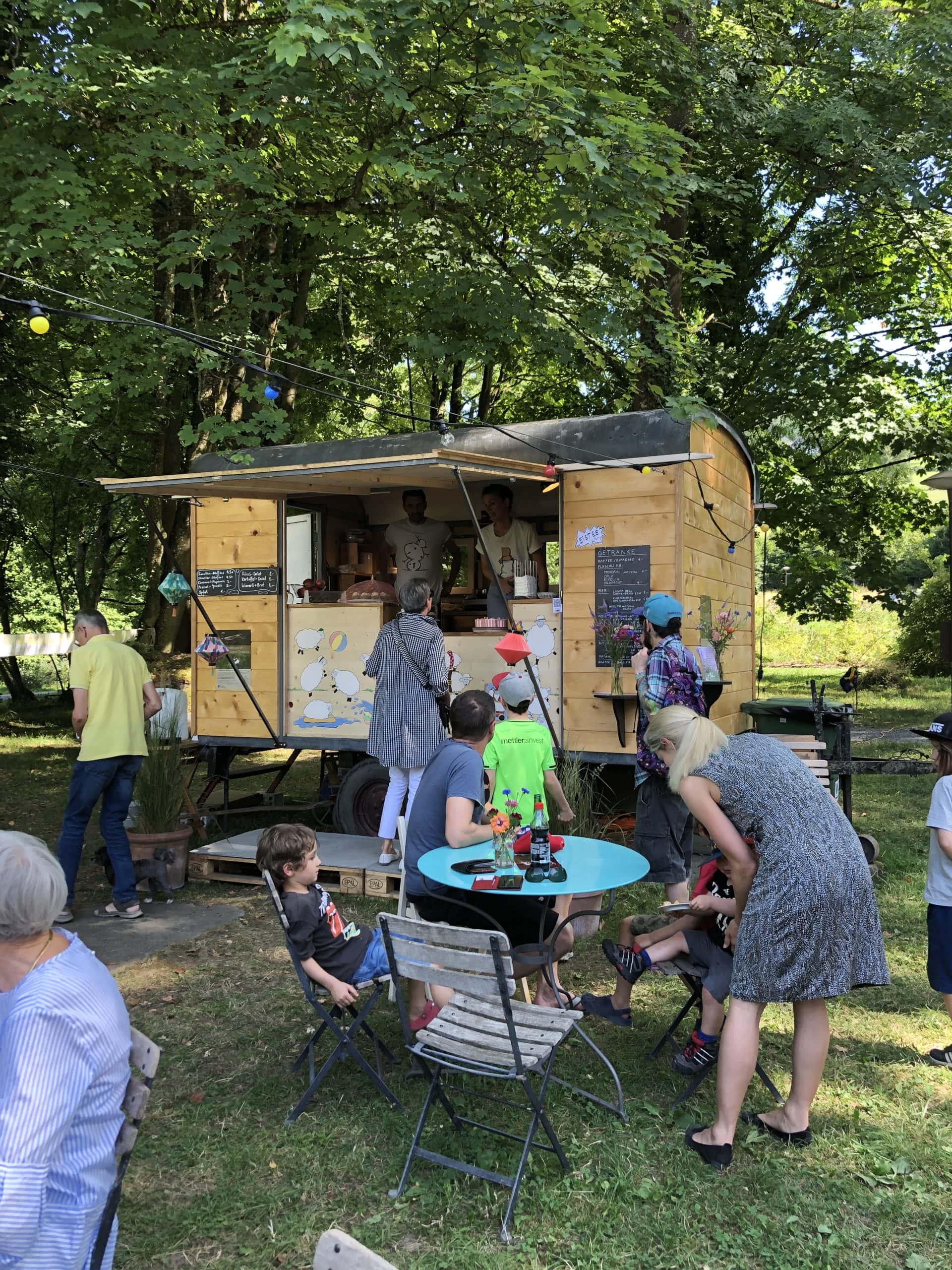 Mobile Bühne im Park mit Publikum und Musik, Sommerveranstaltung.