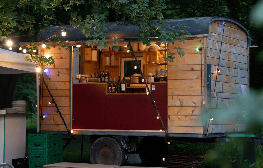 Gemütliche mobile Bar bei Schloss Wartegg, ideal für Sommerveranstaltungen.