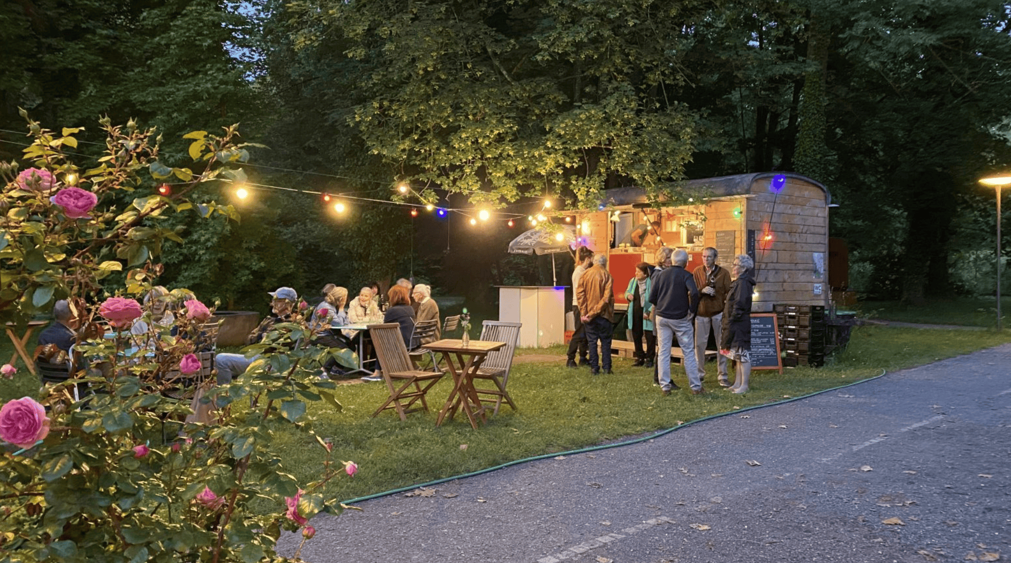 Sommerbühne im Schloss Wartegg mit Live-Musik und gemütlicher Atmosphäre.