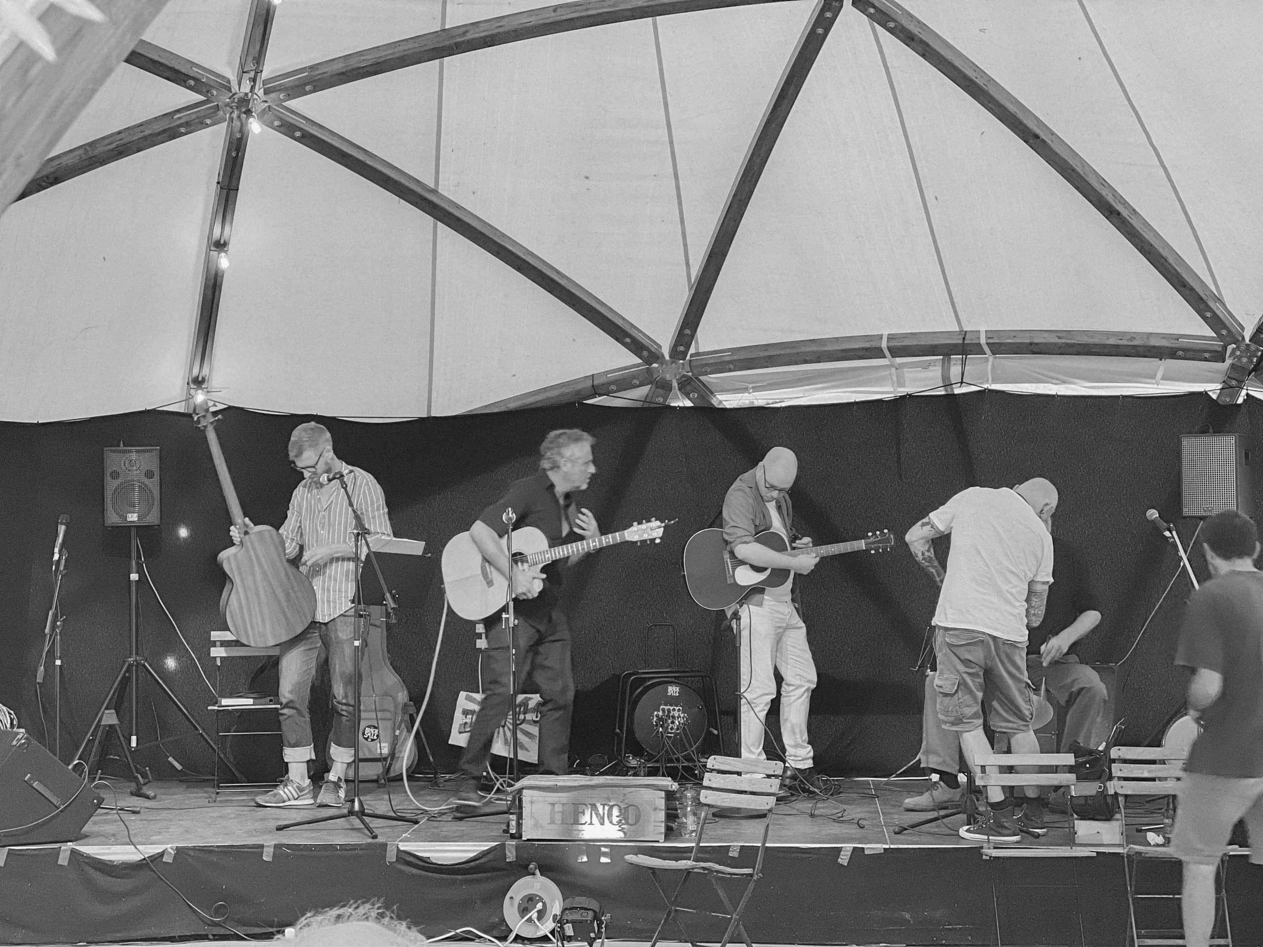Musiker auf der Sommerbühne beim Schloss Wartegg, live Musikveranstaltung im Freien.