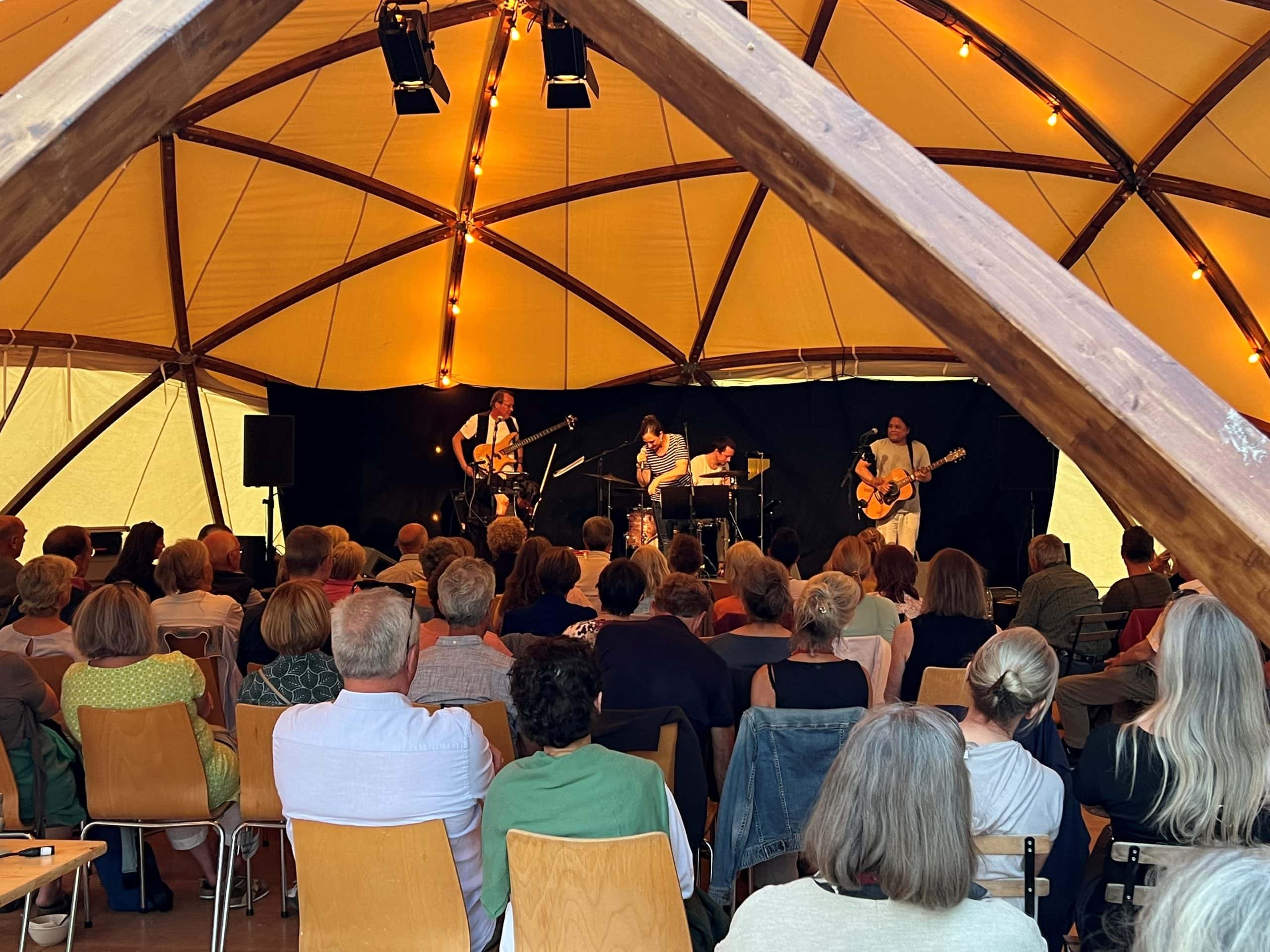 Live-Musik unter der Zeltdach-Kuppel.