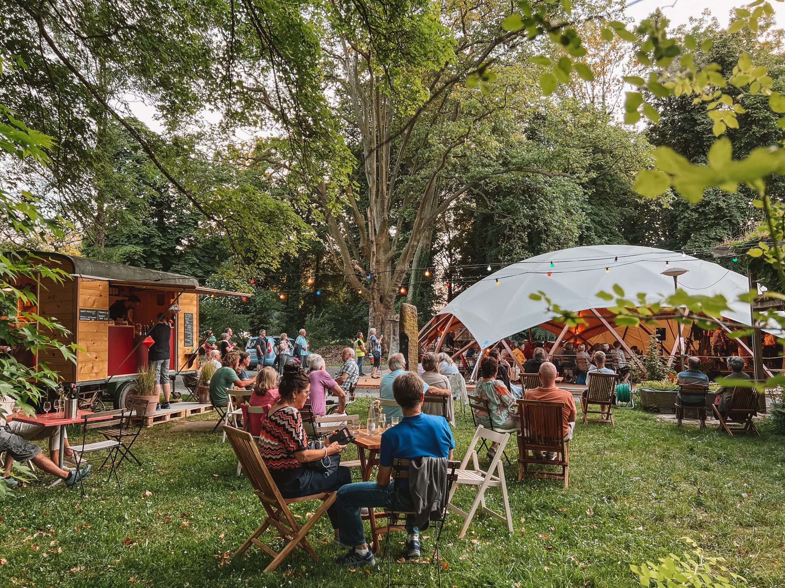 Besucher bei Sommerbühne im Schloss Wartegg, entspannt im Freien.