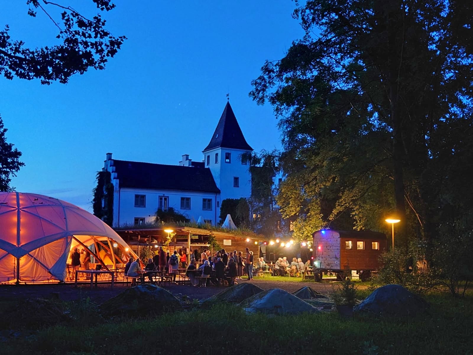 Wartegg Schloss Sommerbühne: Open-Air-Konzert im Sommer mit festlicher Atmosphäre.