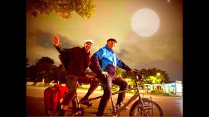 Zwei Radfahrer vor Schloss Wartegg bei Sonnenuntergang, Freizeit und Natur.