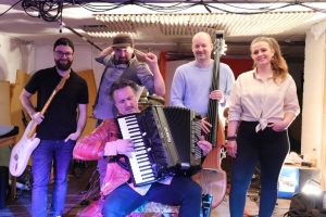 Musiker mit Instrumenten bei Schloss Wartegg Angebot.