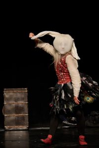 Kunst- und Theaterperformance im Schloss Wartegg mit kreativen Kostümen.