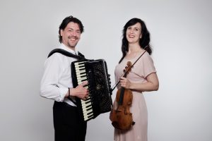 Musiker mit Akkordeon und Violine bei Schloss Wartegg.