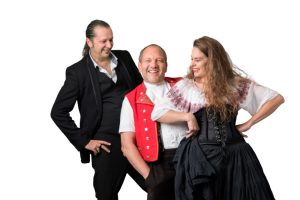 Drei Personen in traditioneller Kleidung bei Schloss Wartegg Angeboten.